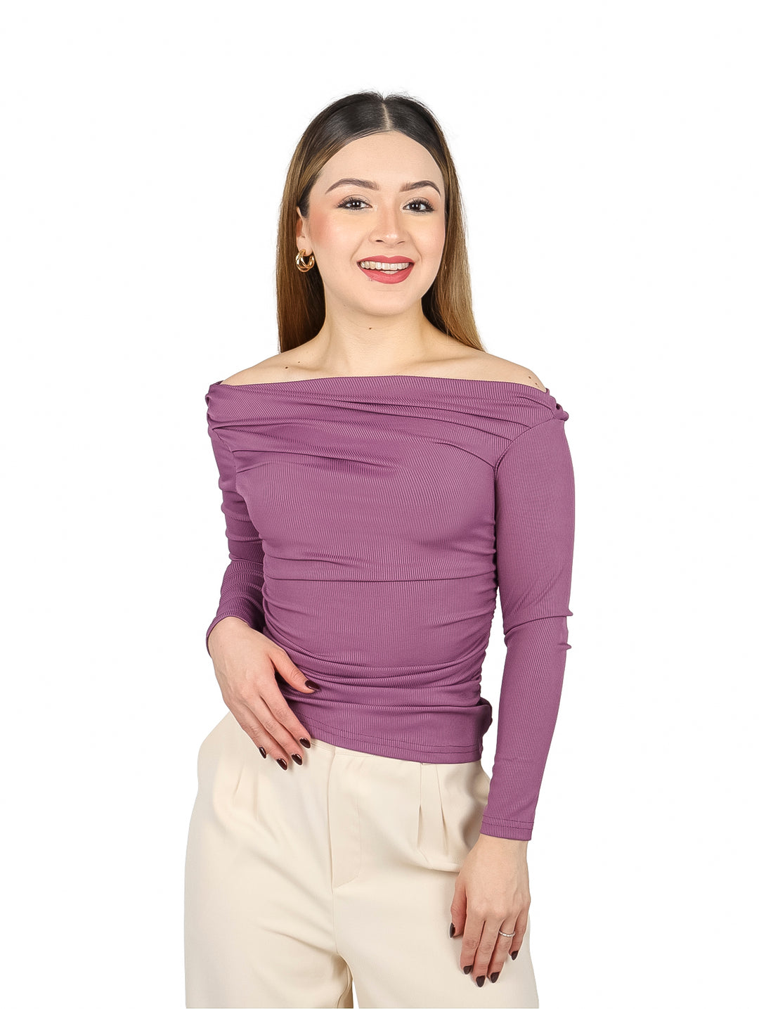 Mujer vistiendo blusa ajustada color morado de hombros descubiertos y pantalones color crema.