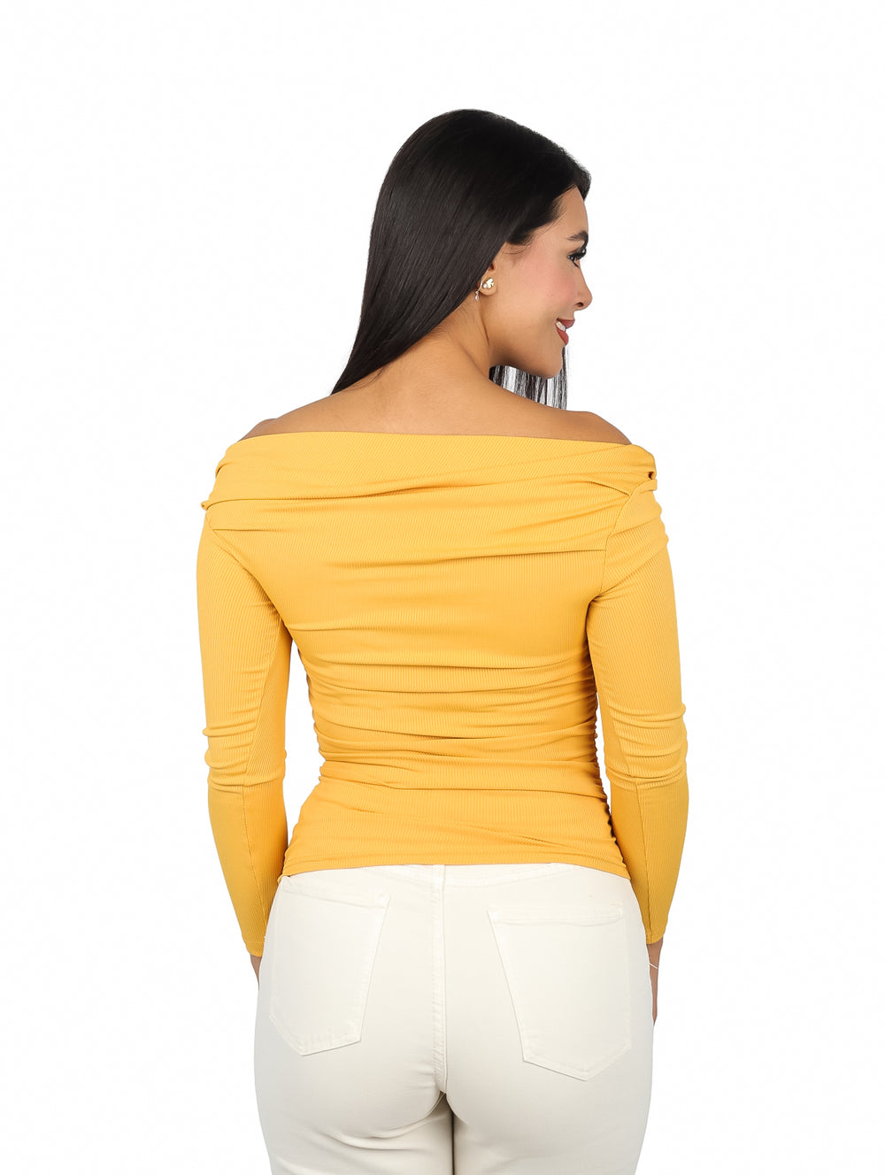 Mujer vistiendo blusa amarilla de hombros descubiertos y manga larga con textura acanalada.