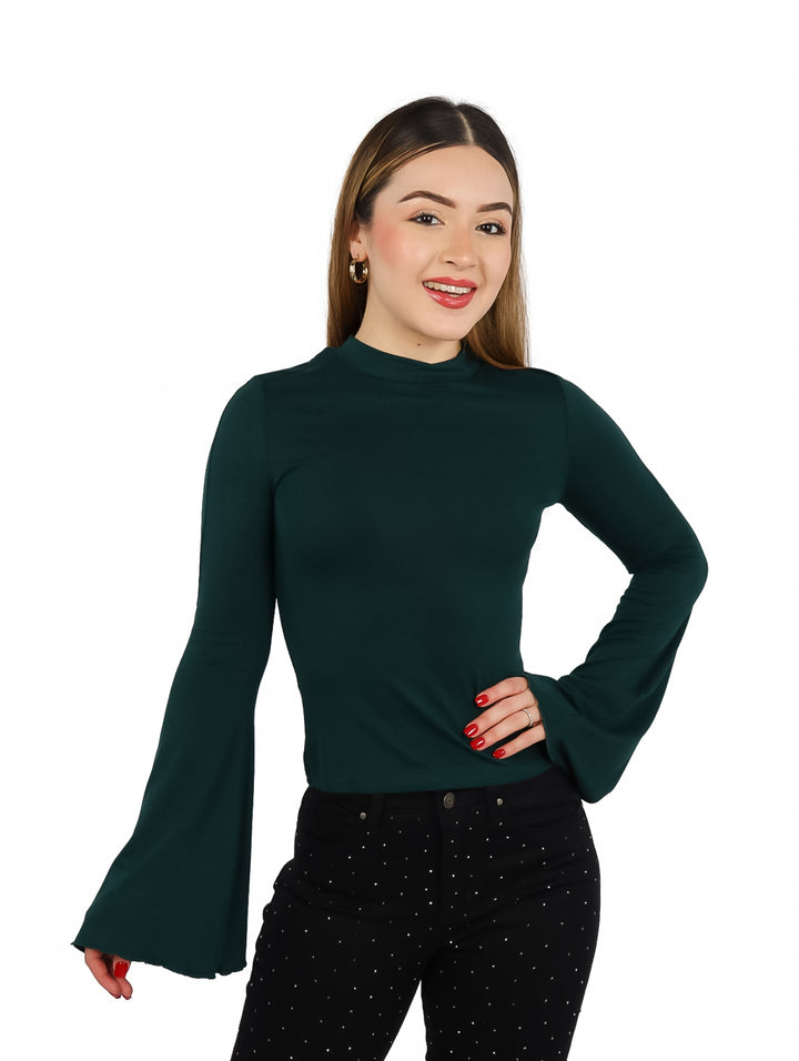 Mujer vistiendo blusa color verde botella con mangas largas estilo campana y cuello redondo.