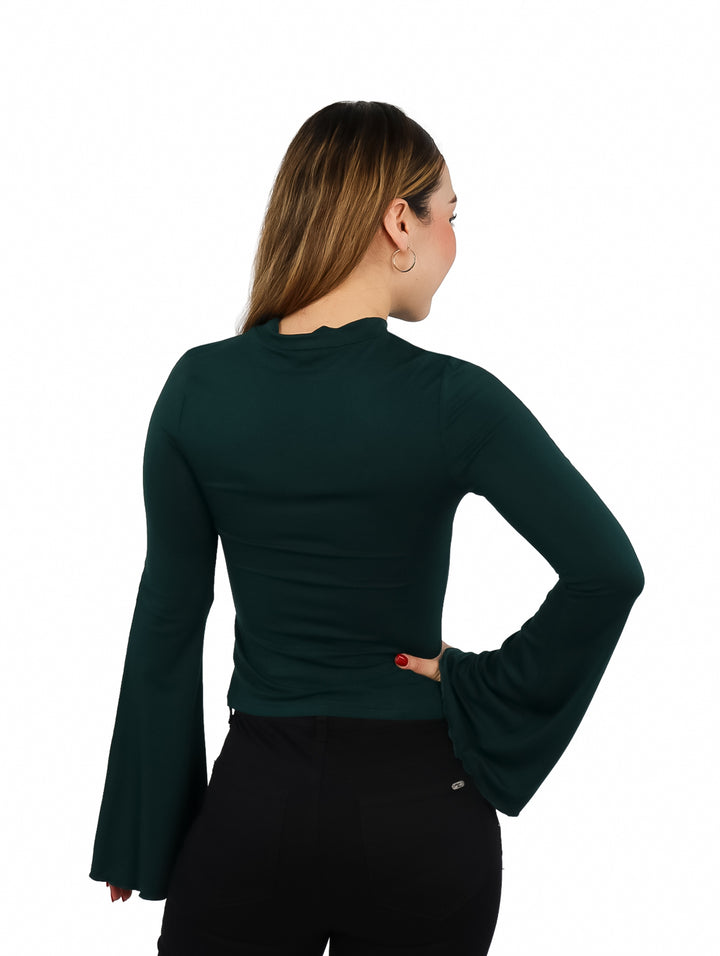 Mujer vistiendo blusa color verde botella con mangas largas estilo campana y cuello redondo.