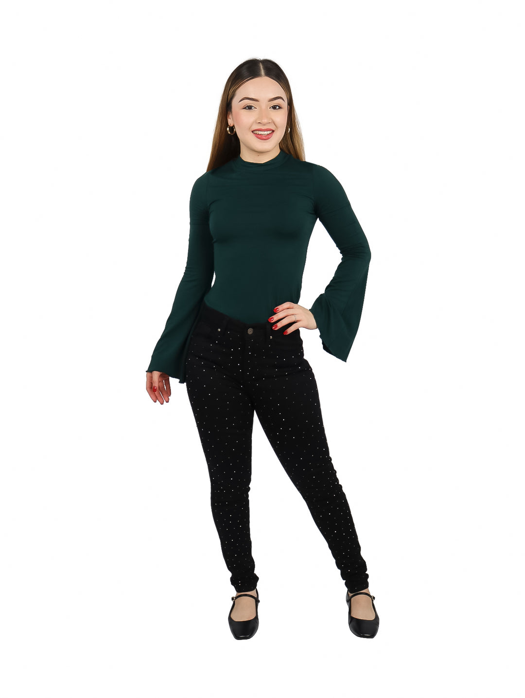 Mujer vistiendo blusa color verde botella con mangas largas estilo campana y cuello redondo.