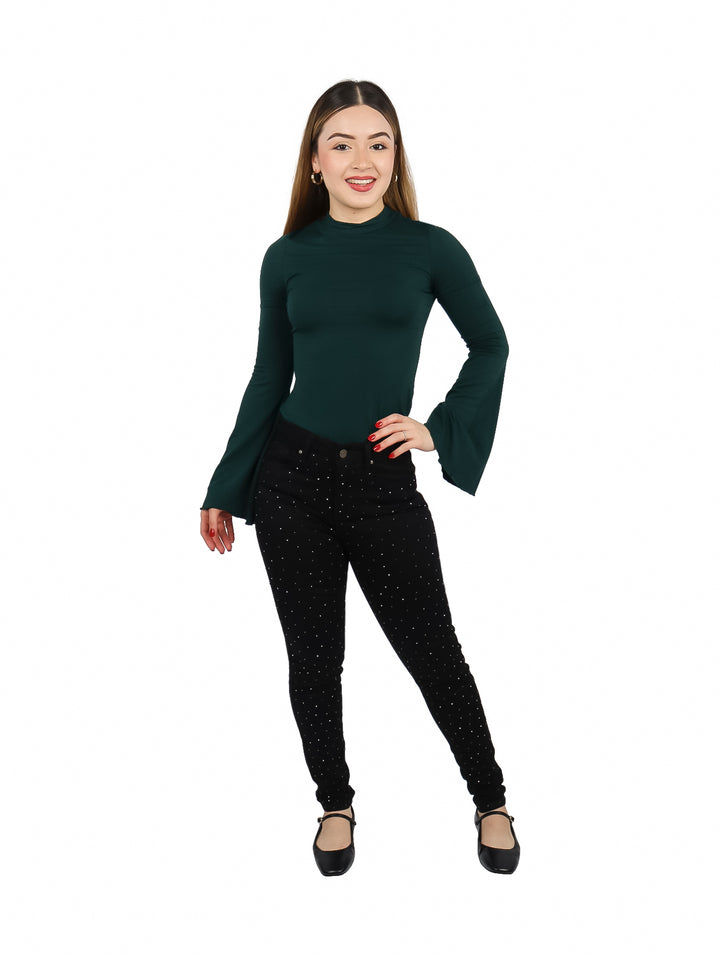 Mujer vistiendo blusa color verde botella con mangas largas estilo campana y cuello redondo.