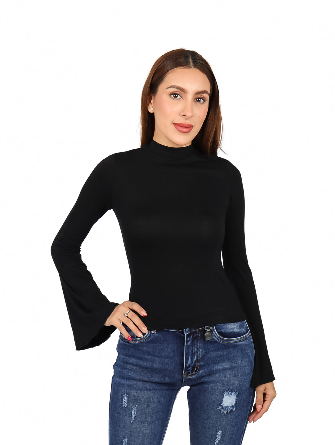 Mujer modelando blusa negra de manga campana y cuello alto con pantalones de mezclilla azules.