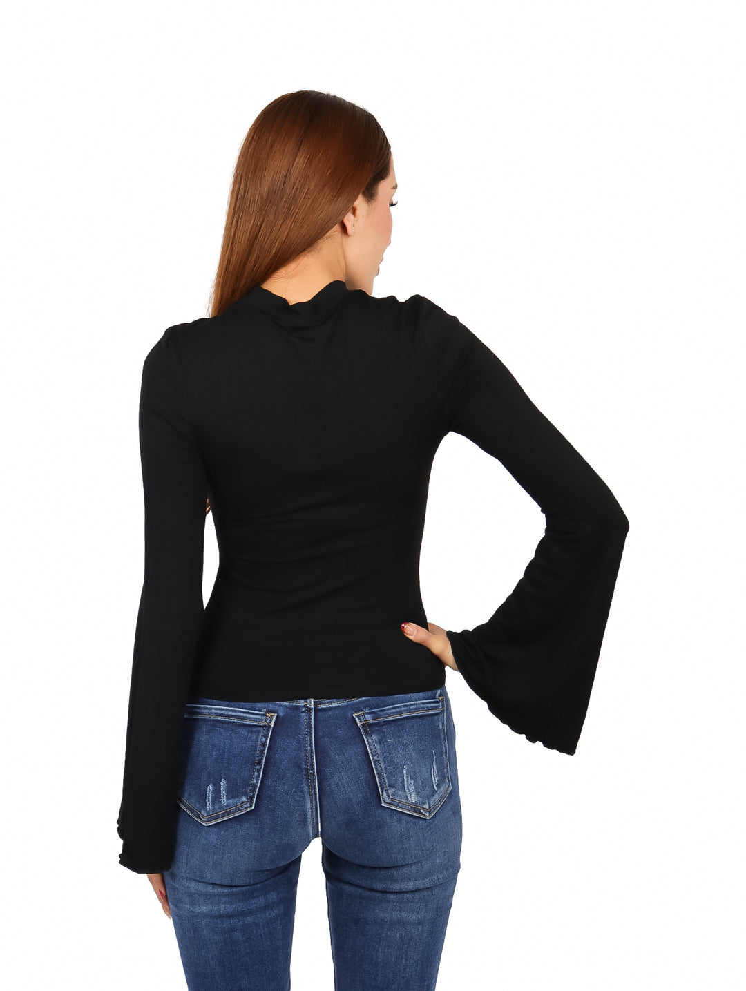 Mujer modelando blusa negra de manga campana y cuello alto con pantalones de mezclilla azules.