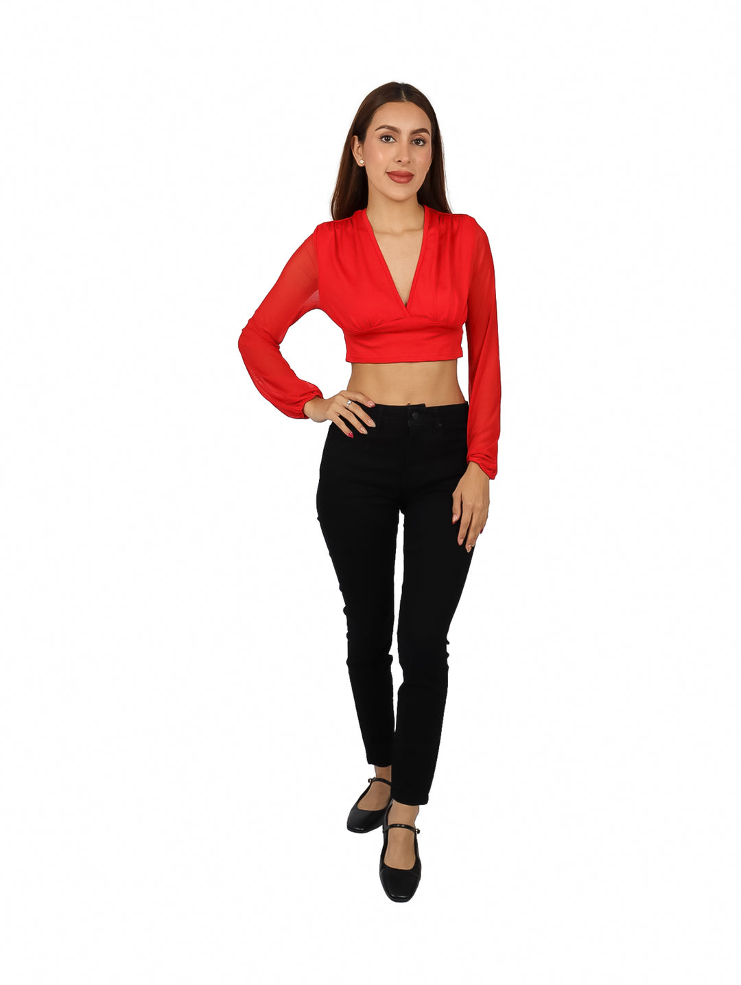 Mujer vistiendo una blusa roja corta con escote en V y mangas largas.