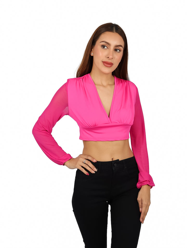 Blusa crop top color fucsia con escote en V y mangas largas.
