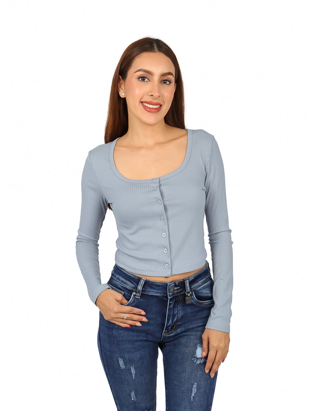 Mujer vistiendo blusa corta azul claro con botones frontales y manga larga.
