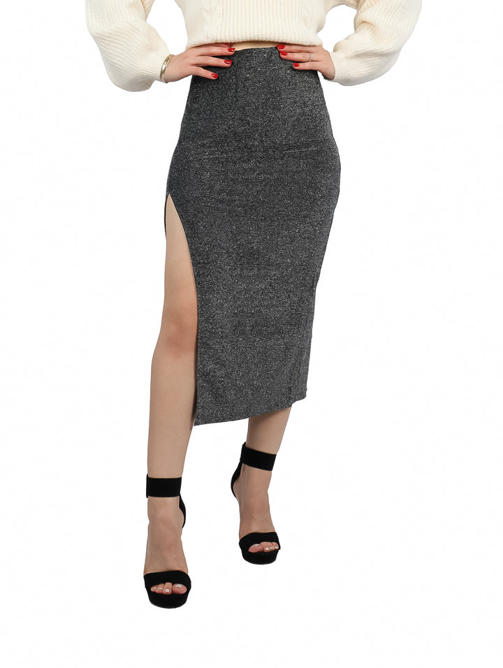 Falda midi color gris Oxford con abertura lateral alta en la pierna.
