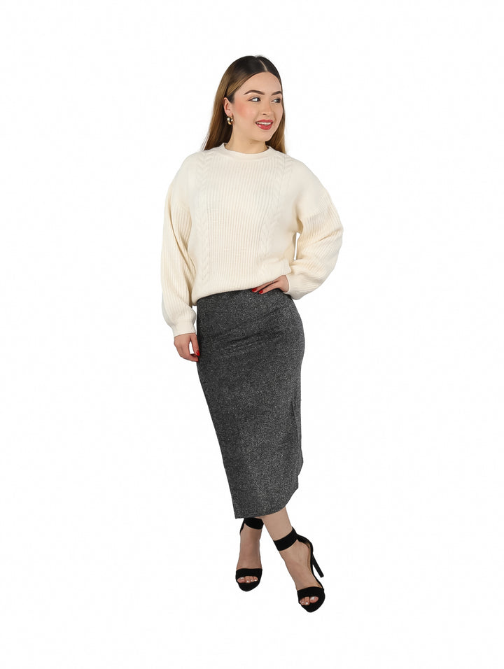 Falda midi color gris Oxford con abertura lateral alta en la pierna.