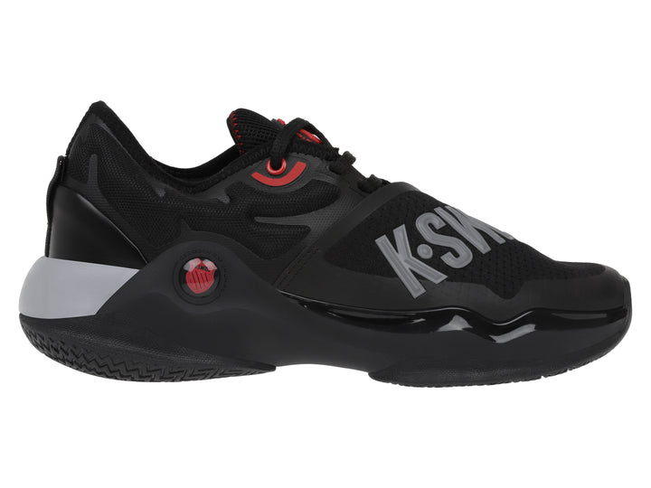 Tenis deportivos K-Swiss color negro con detalles en rojo y gris, vista lateral.