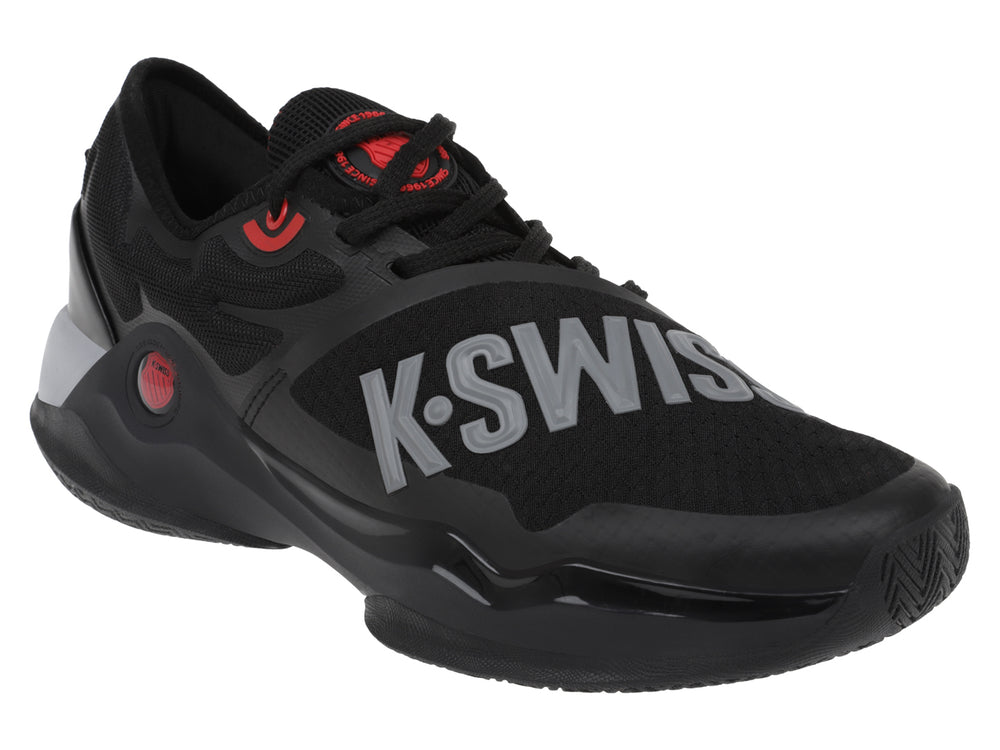 Tenis deportivos K-Swiss color negro con detalles en rojo y gris, vista lateral.