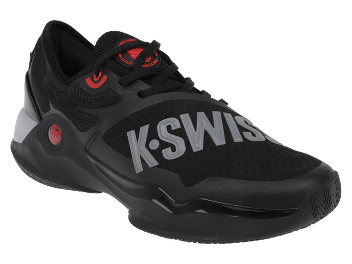Tenis deportivos K-Swiss color negro con detalles en rojo y gris, vista lateral.