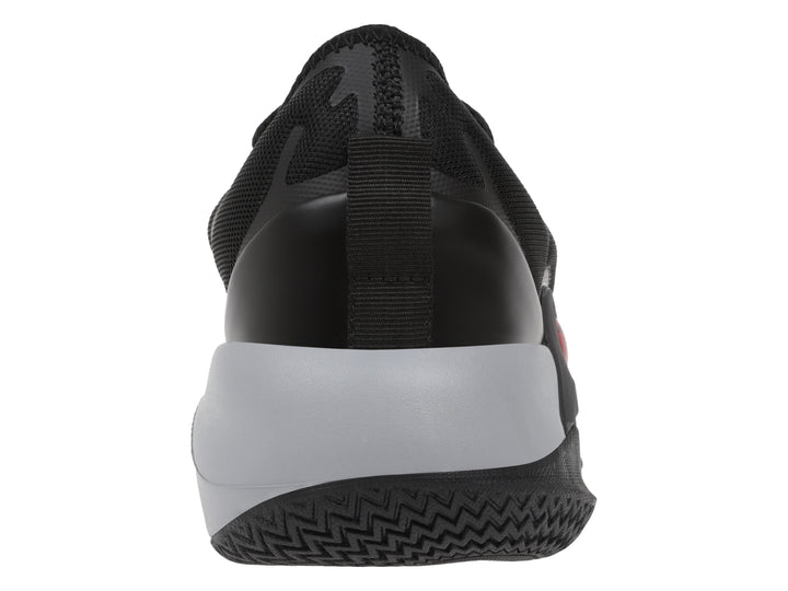 Tenis deportivos K-Swiss color negro con detalles en rojo y gris, vista lateral.
