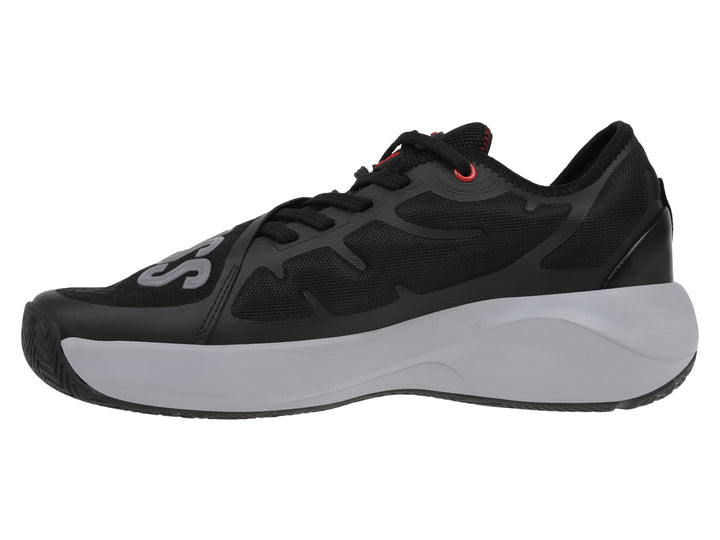 Tenis deportivos K-Swiss color negro con detalles en rojo y gris, vista lateral.