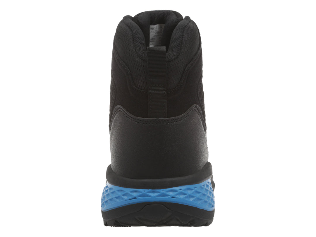 Bota K-Swiss color negro con detalles azules en la suela y cordones, diseño para actividades outdoor.