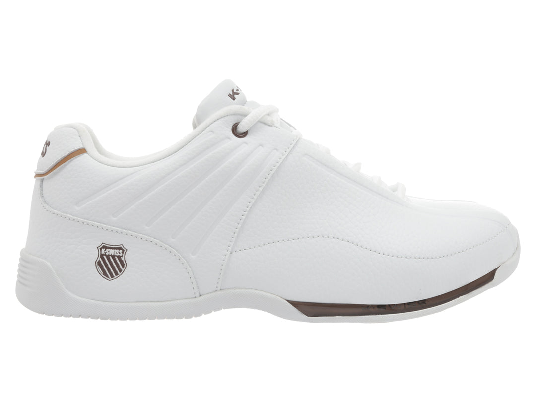 Tenis deportivos K-Swiss de color blanco con detalles en marrón en la suela y el talón.