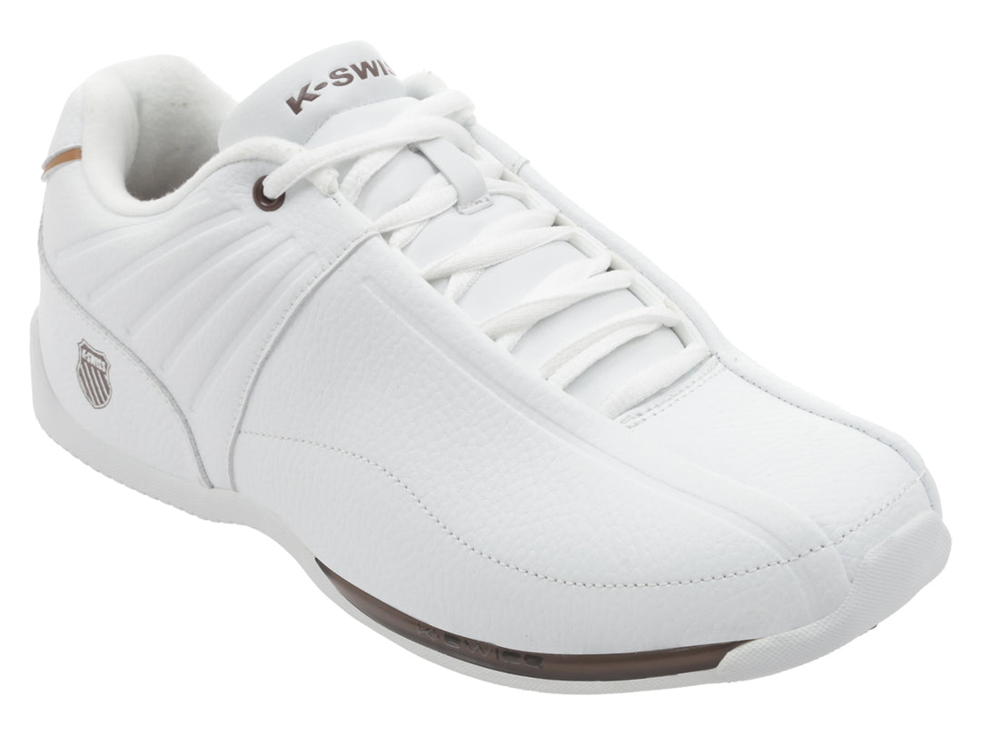 Tenis deportivos K-Swiss de color blanco con detalles en marrón en la suela y el talón.