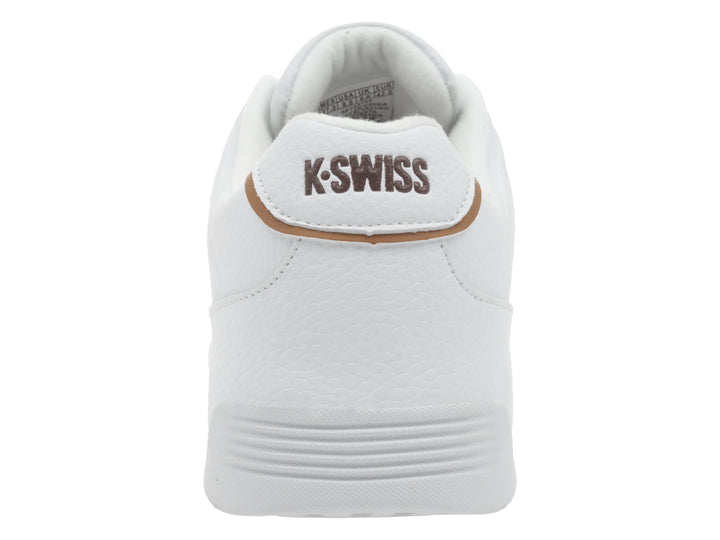 Tenis deportivos K-Swiss de color blanco con detalles en marrón en la suela y el talón.