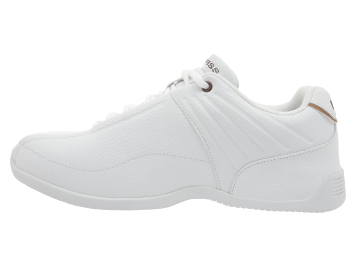 Tenis deportivos K-Swiss de color blanco con detalles en marrón en la suela y el talón.