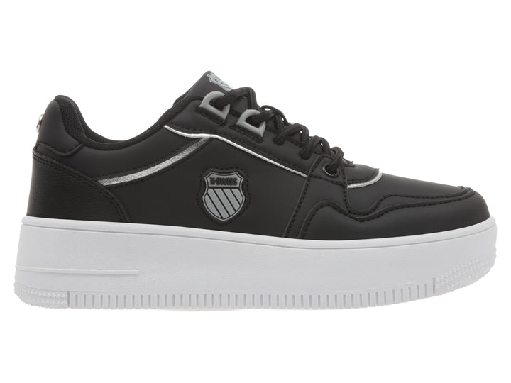 Tenis K-Swiss color negro con suela de plataforma blanca y detalles en plata.