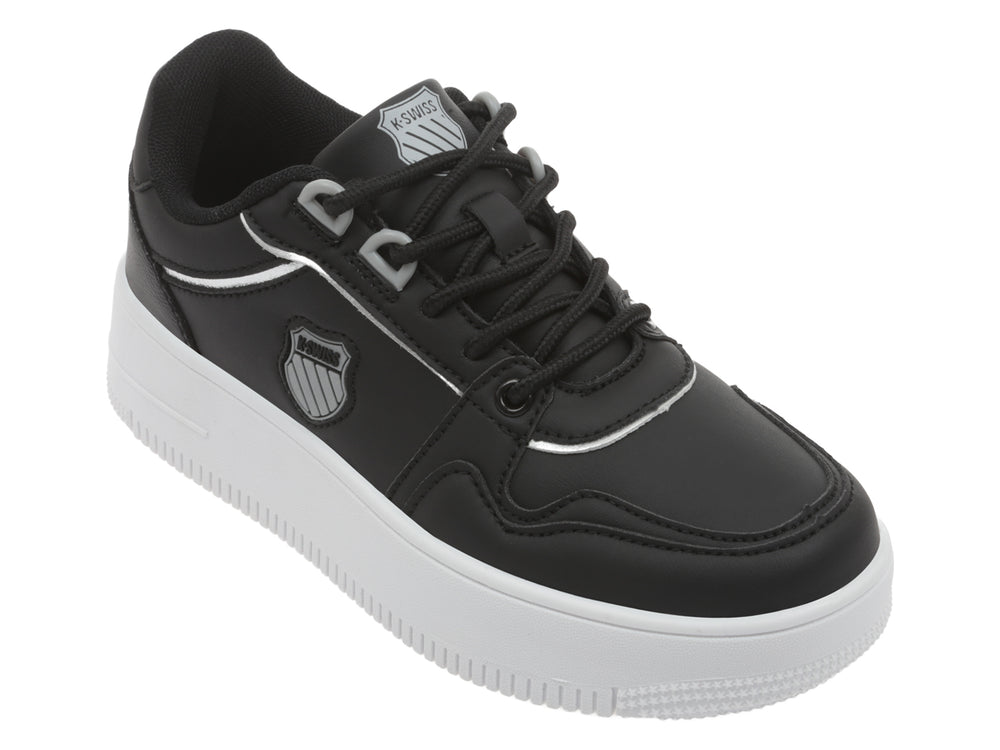 Tenis K-Swiss color negro con suela de plataforma blanca y detalles en plata.