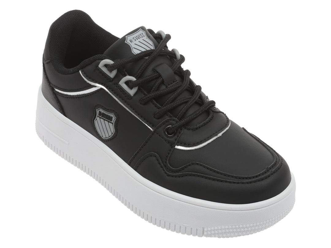 Tenis K-Swiss color negro con suela de plataforma blanca y detalles en plata.