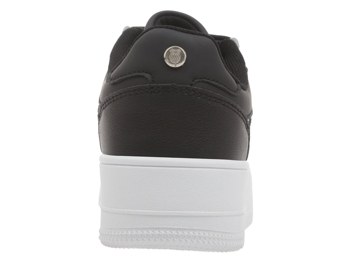 Tenis K-Swiss color negro con suela de plataforma blanca y detalles en plata.