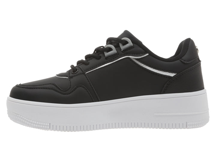 Tenis K-Swiss color negro con suela de plataforma blanca y detalles en plata.