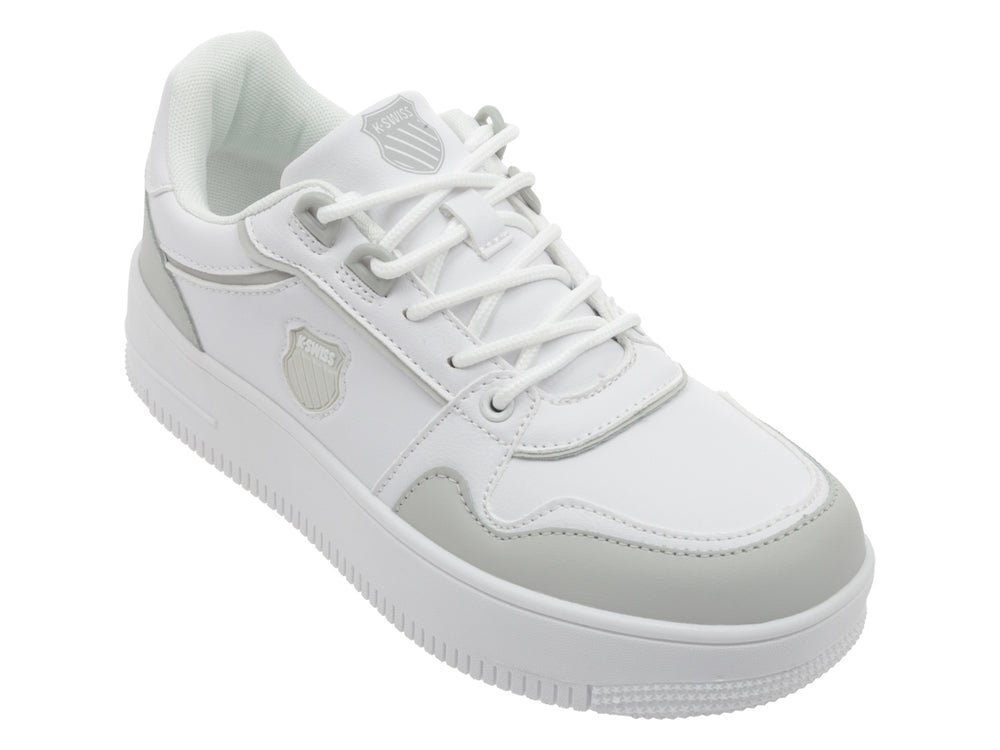 Tenis K-Swiss blancos con detalles en gris y suela de plataforma blanca.