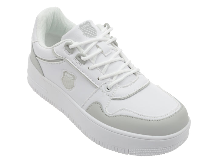 Tenis K-Swiss blancos con detalles en gris y suela de plataforma blanca.