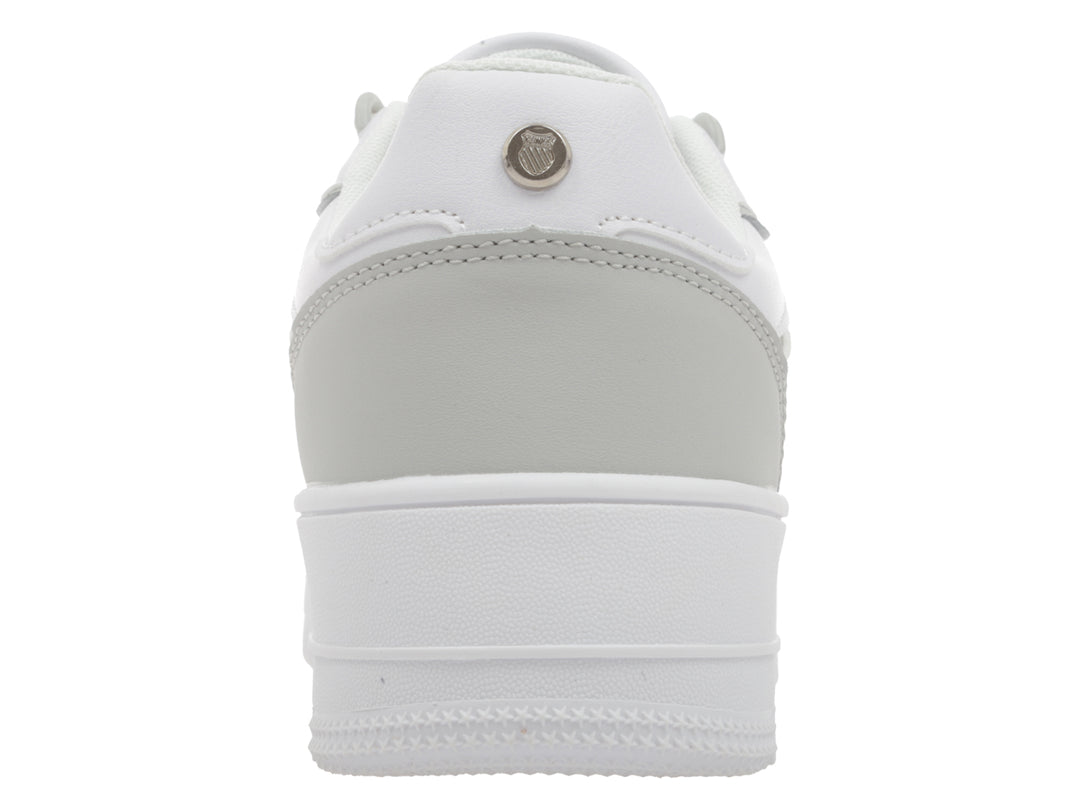 Tenis K-Swiss blancos con detalles en gris y suela de plataforma blanca.