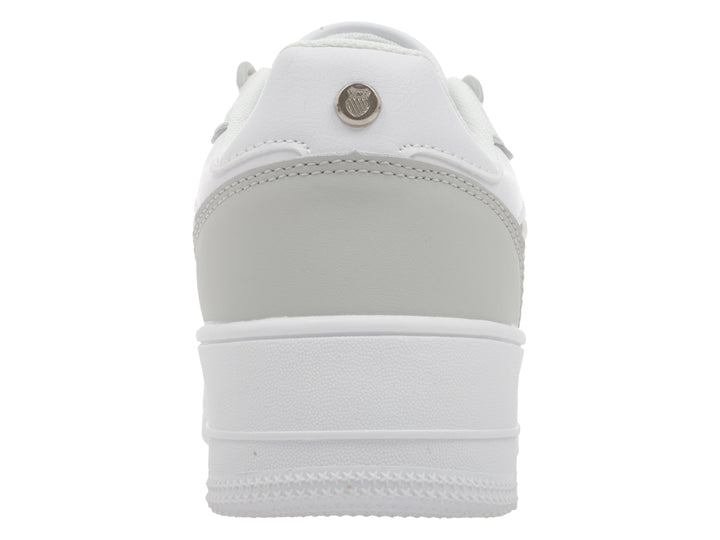 Tenis K-Swiss blancos con detalles en gris y suela de plataforma blanca.