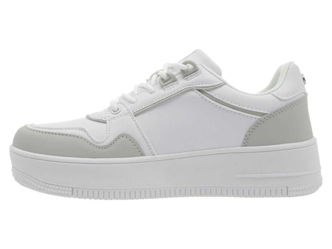 Tenis K-Swiss blancos con detalles en gris y suela de plataforma blanca.