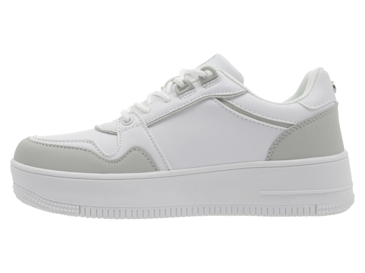 Tenis K-Swiss blancos con detalles en gris y suela de plataforma blanca.