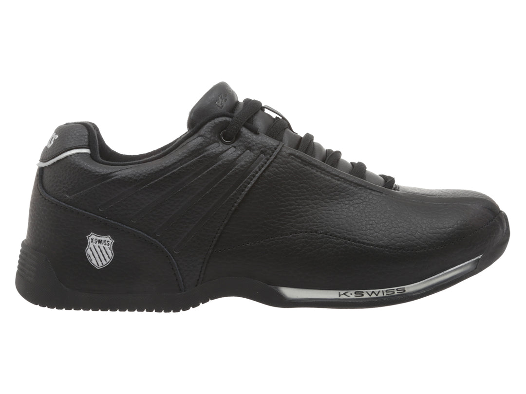 Tenis deportivo K-Swiss de color negro con detalles en plata en la suela.