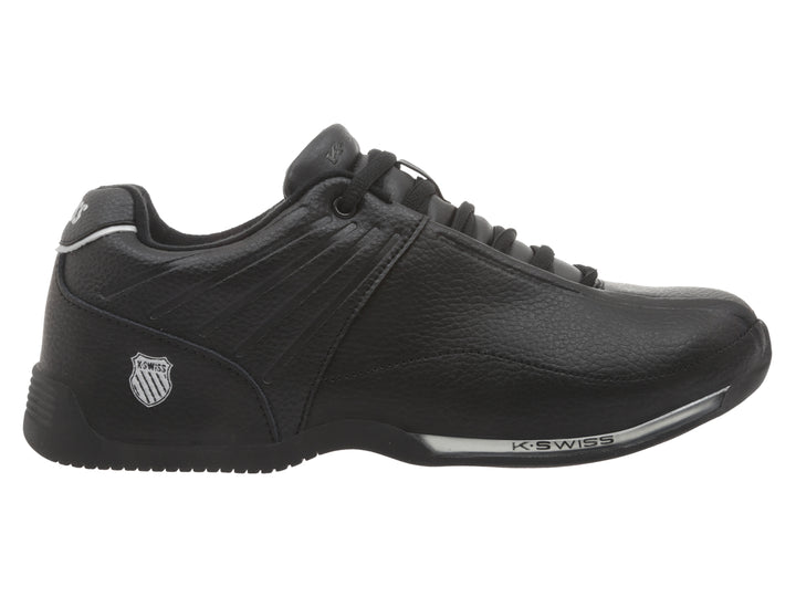 Tenis deportivo K-Swiss de color negro con detalles en plata en la suela.