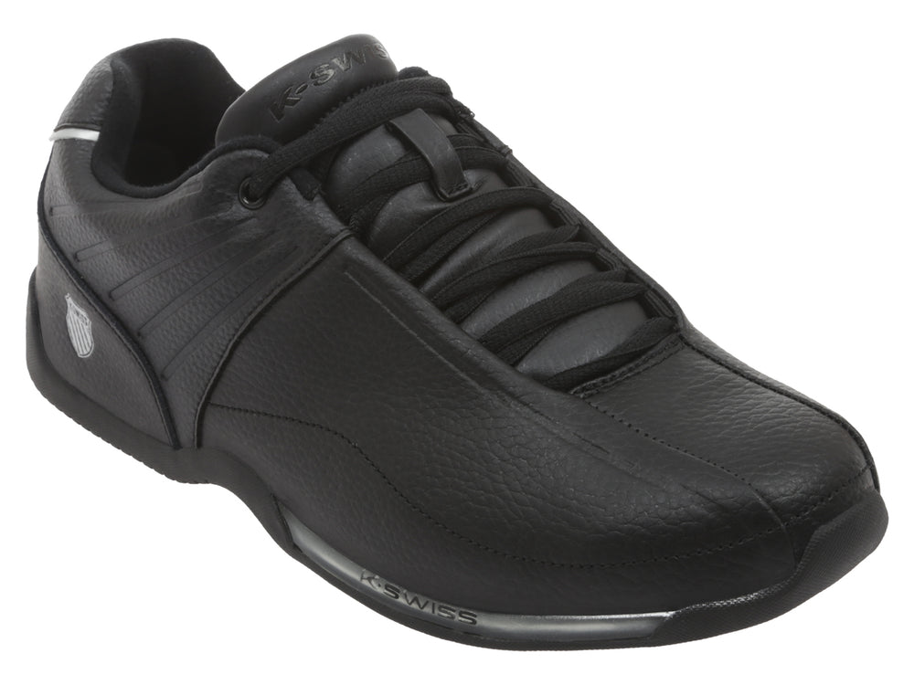 Tenis deportivo K-Swiss de color negro con detalles en plata en la suela.