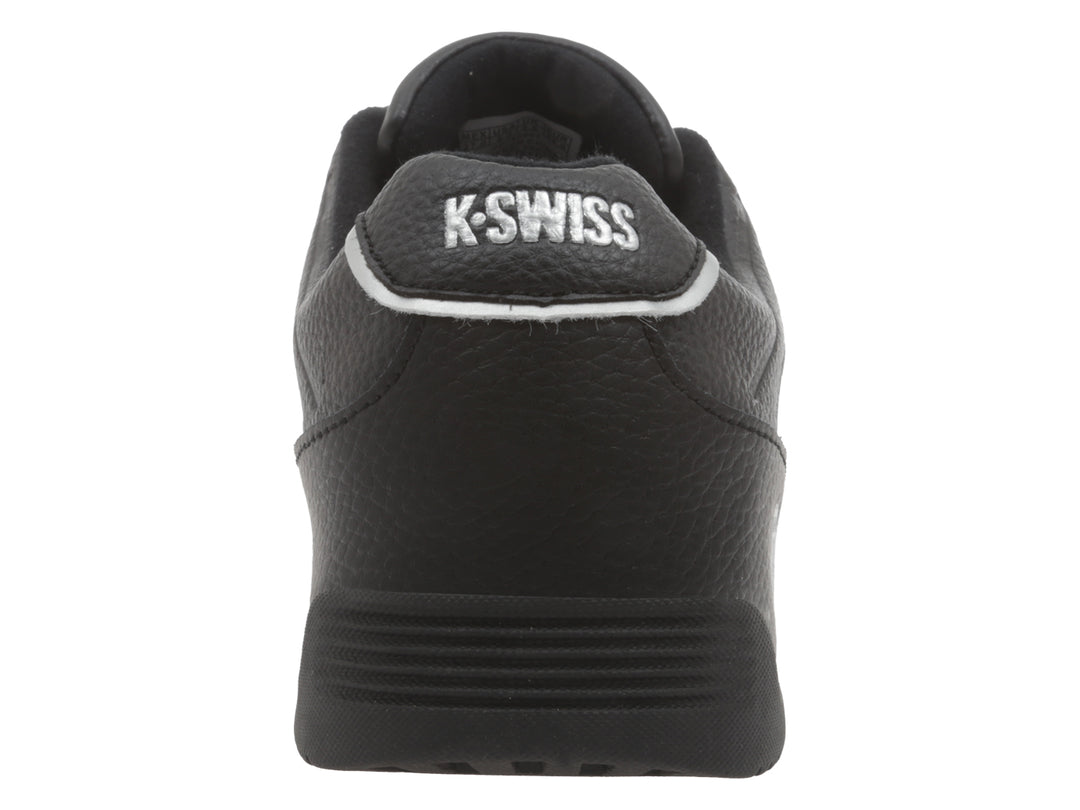 Tenis deportivo K-Swiss de color negro con detalles en plata en la suela.