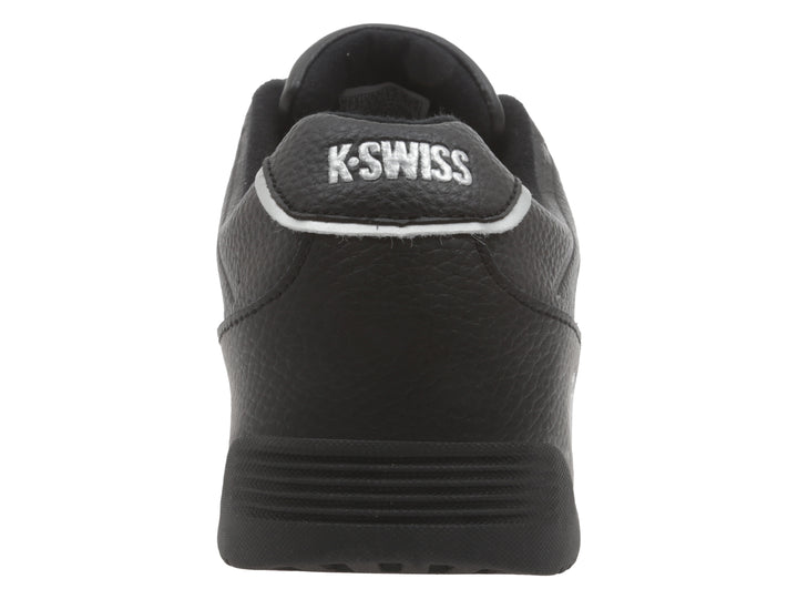 Tenis deportivo K-Swiss de color negro con detalles en plata en la suela.