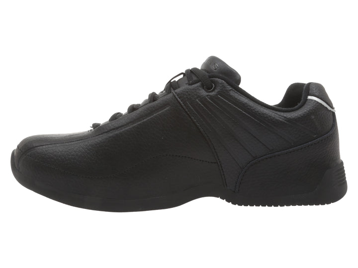 Tenis deportivo K-Swiss de color negro con detalles en plata en la suela.