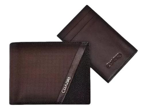 Cartera Cuadra en color café con detalle lateral en piel de mantarraya negra y logo plateado.