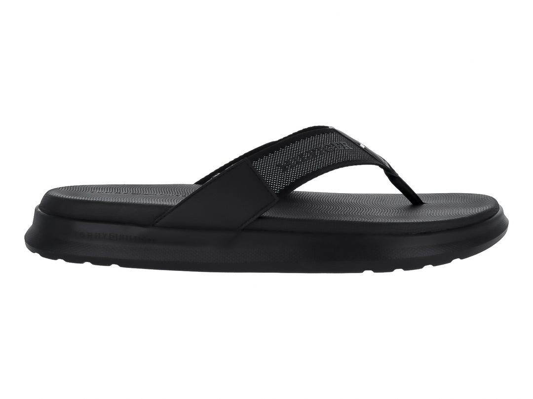 Sandalia de dedo Tommy Hilfiger en color negro con suela ancha y correa texturizada.