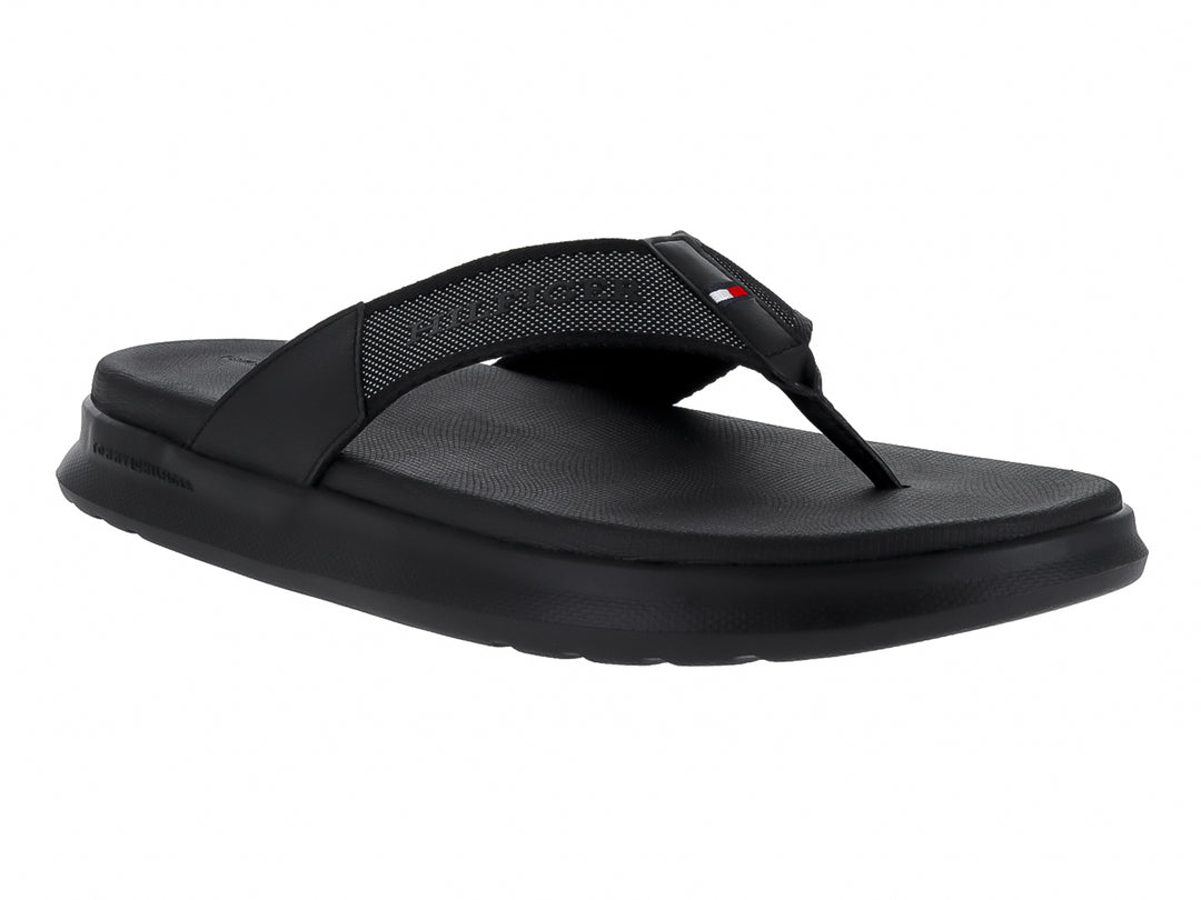 Sandalia de dedo Tommy Hilfiger en color negro con suela ancha y correa texturizada.