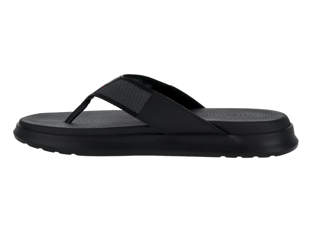 Sandalia de dedo Tommy Hilfiger en color negro con suela ancha y correa texturizada.