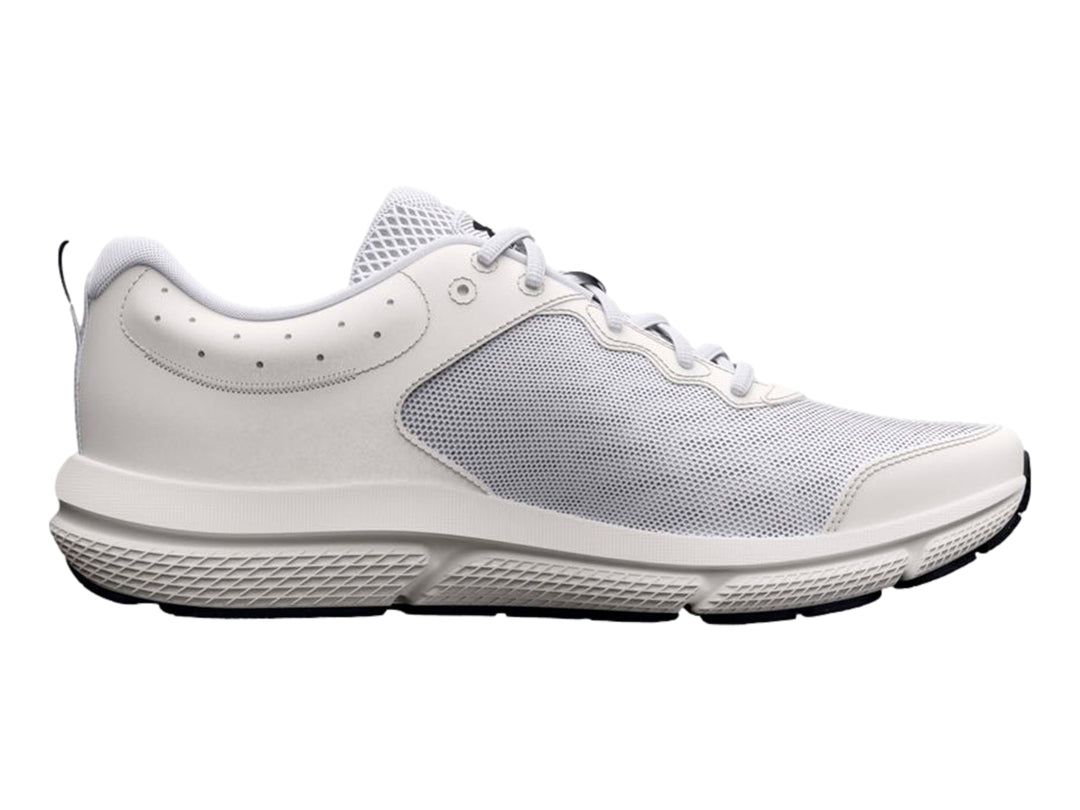 Tenis deportivos Under Armour color blanco con suela blanca y detalles negros en la base.