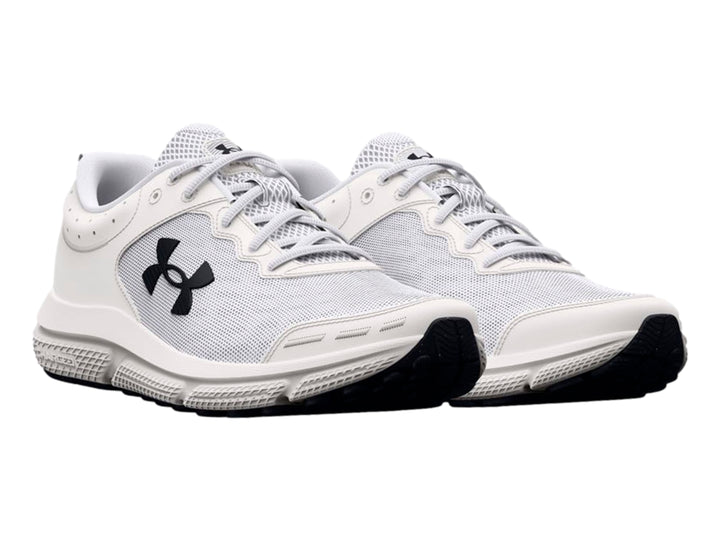 Tenis deportivos Under Armour color blanco con suela blanca y detalles negros en la base.