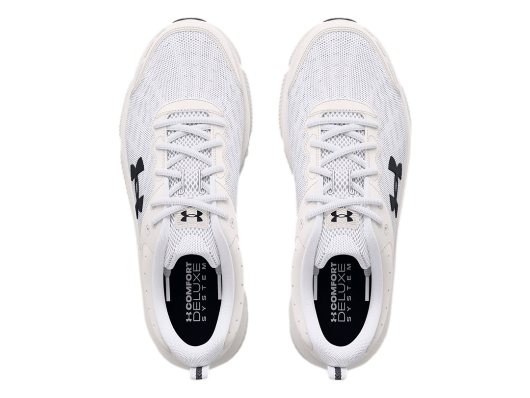 Tenis deportivos Under Armour color blanco con suela blanca y detalles negros en la base.