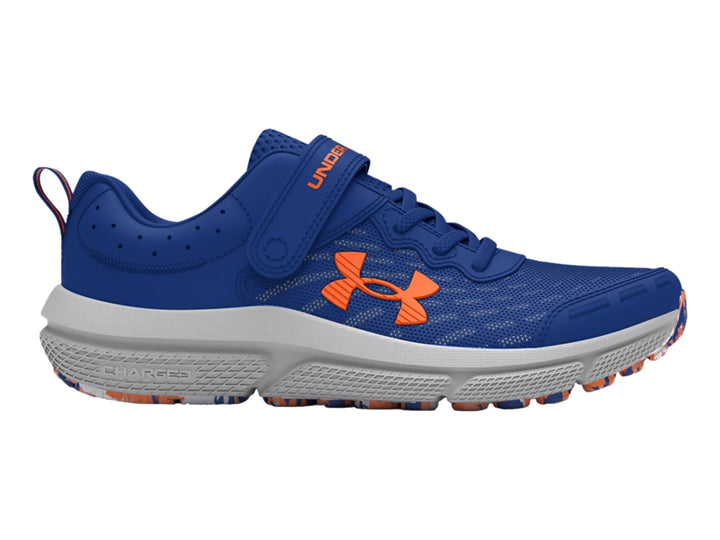 Tenis deportivos Under Armour color azul con suela gris y detalles en naranja.