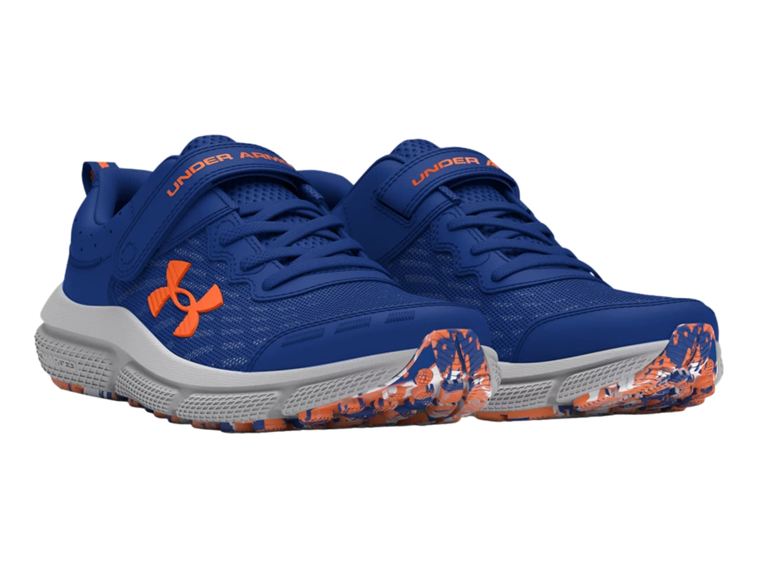 Tenis deportivos Under Armour color azul con suela gris y detalles en naranja.