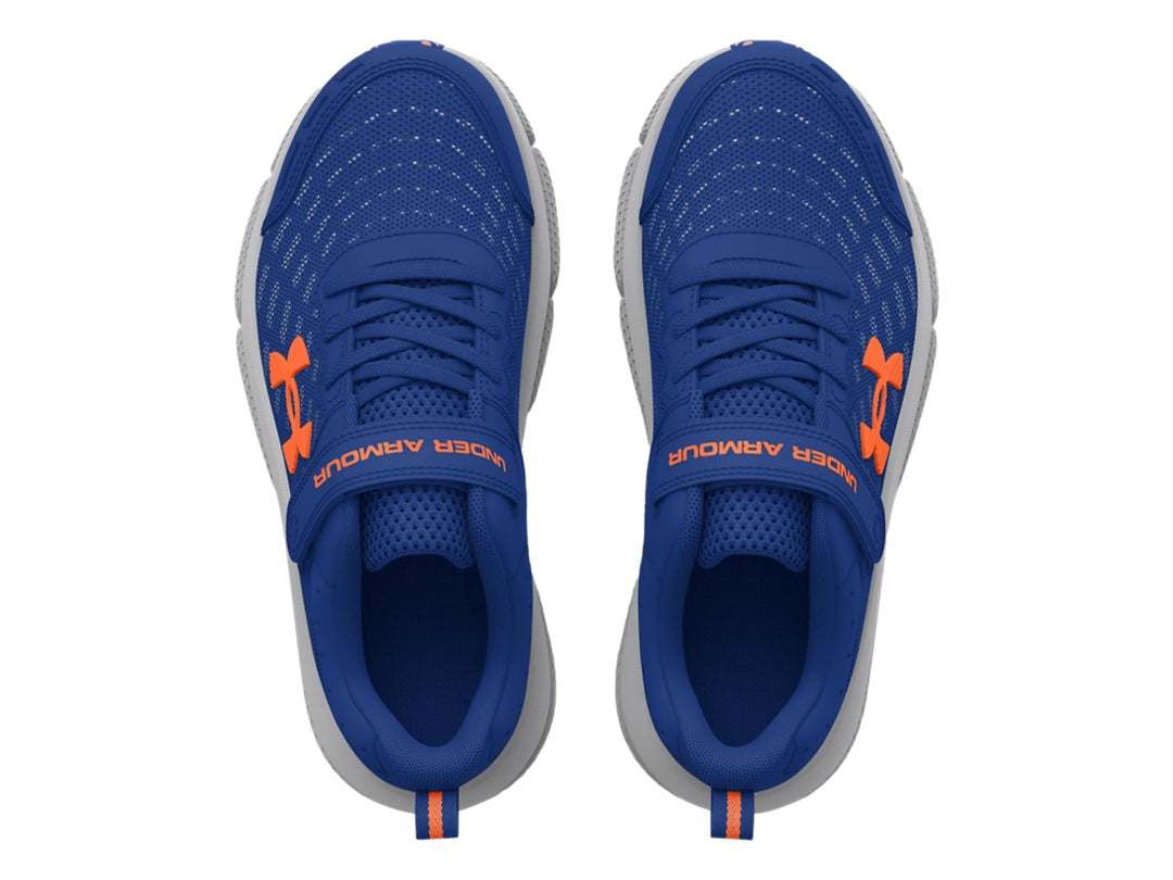 Tenis deportivos Under Armour color azul con suela gris y detalles en naranja.